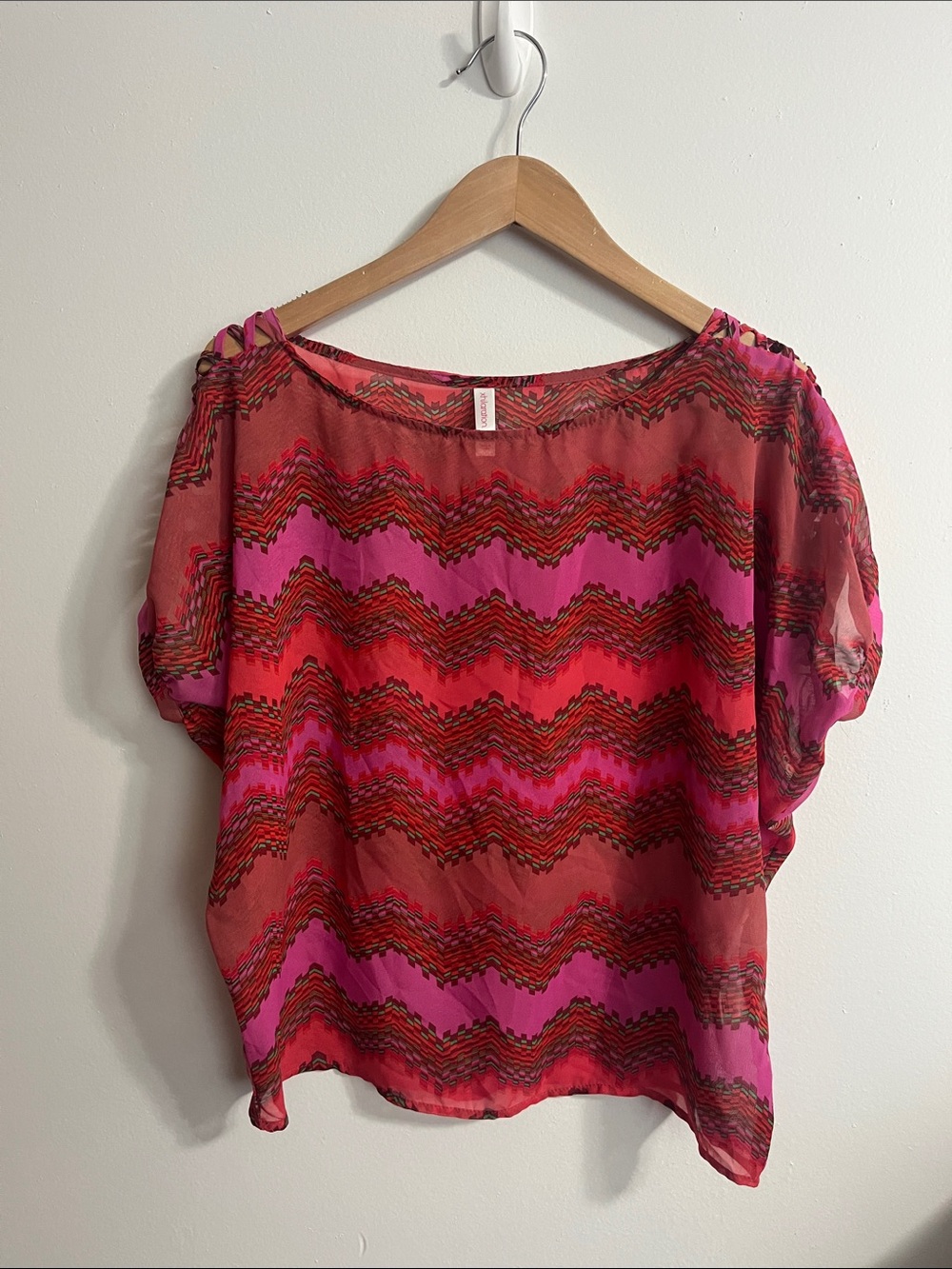 Xhilaration Top size small with fun bright pink and corral chevron pattern